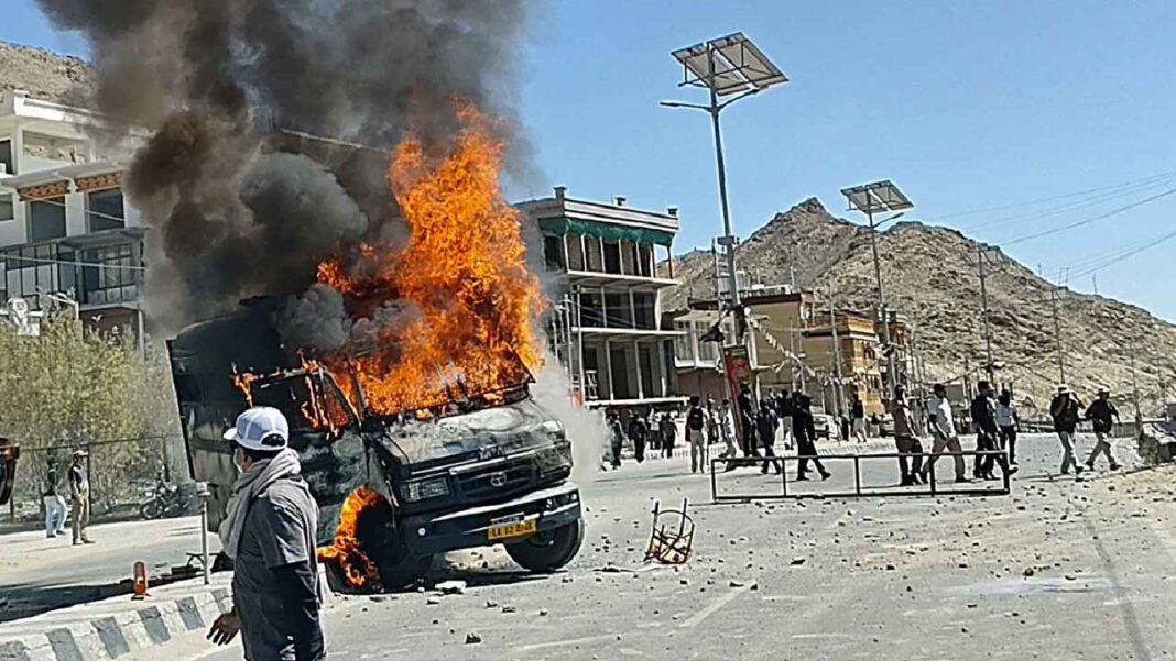 অগ্নিগর্ভ লাদাখে কেন্দ্রীয় সরকারের সঙ্গে আন্দোনলনকারীদের খন্ড যুদ্ধ, নিহত ৪, আহত ৭০