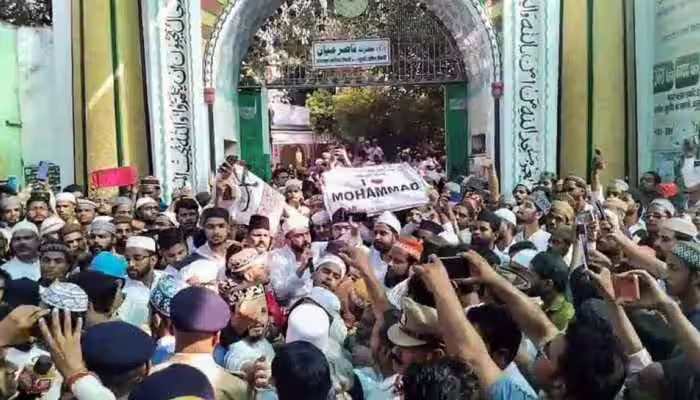 বেরেলিতে ‘আই লাভ মুহাম্মদ’ ঘিরে উত্তাল মুসলিম সম্প্রদায়: পুলিশের লাঠিচার্জে ছত্রভঙ্গ বিক্ষোভকারীরা