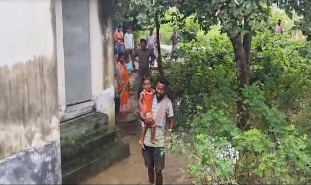 জলমগ্ন আইসিডিএস কেন্দ্রে চরম দুর্ভোগে মা ও শিশুরা, মেলেনি কোনও সরকারি সাহায্য