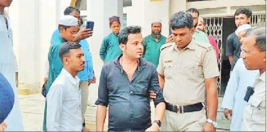 বনগাঁর ঐতিহ্যবাহী মসজিদে চুরি করতে এসে ধরা পড়ল যুবক!
