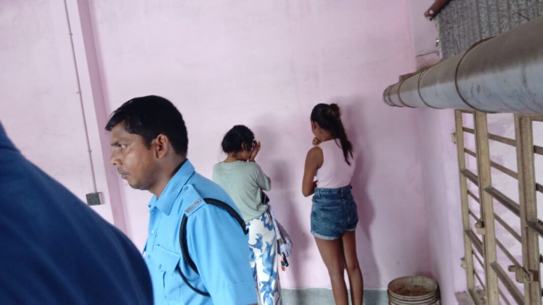 পুরাতন মালদহের লজে বসত মধু চক্রের আসর: হাতেনাতে ধরে ফেলে স্থানীয়রা, পুলিশের তদন্ত শুরু