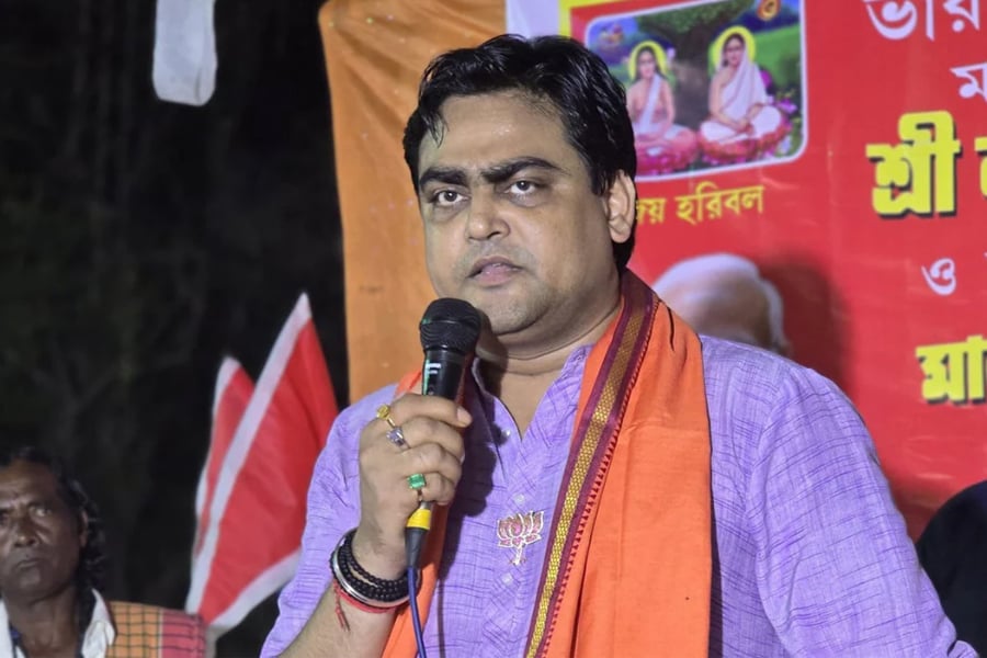 গোমাংস পাচারের সুপারিশ বিজেপির কেন্দ্রীয় মন্ত্রীর! দ্বিচারিতার কী সত্যিই কোনো সীমা নেই