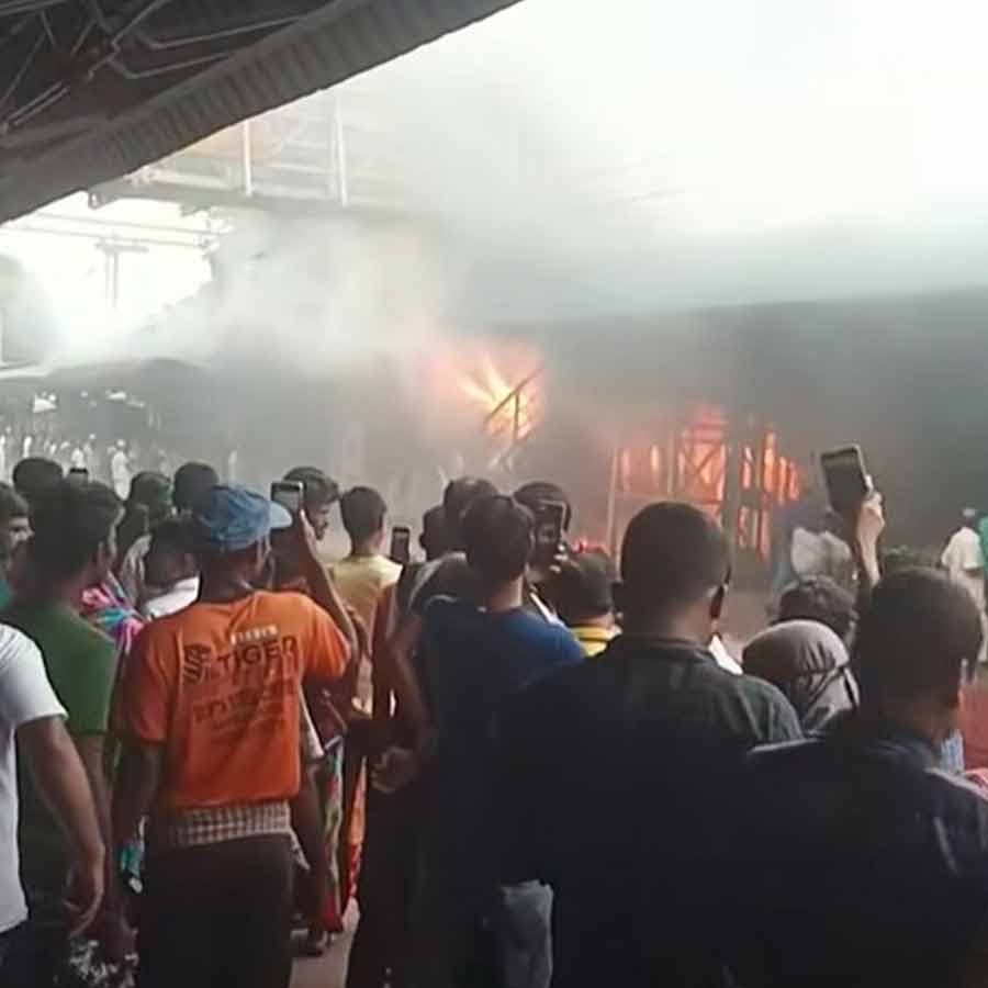 সন্তোষপুর স্টেশনে ভোরের অগ্নিকাণ্ড!পুড়ে ছাই দোকানঘর, ব্যাহত রেল পরিষেবা