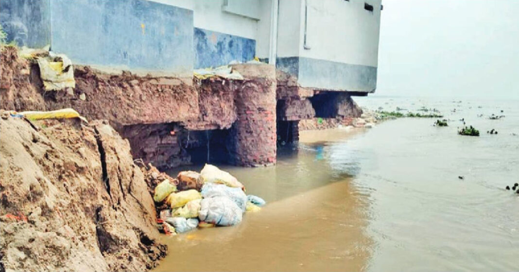 গঙ্গার ভাঙনে বিপন্ন মালদার মানিকচকের জামে মসজিদ!