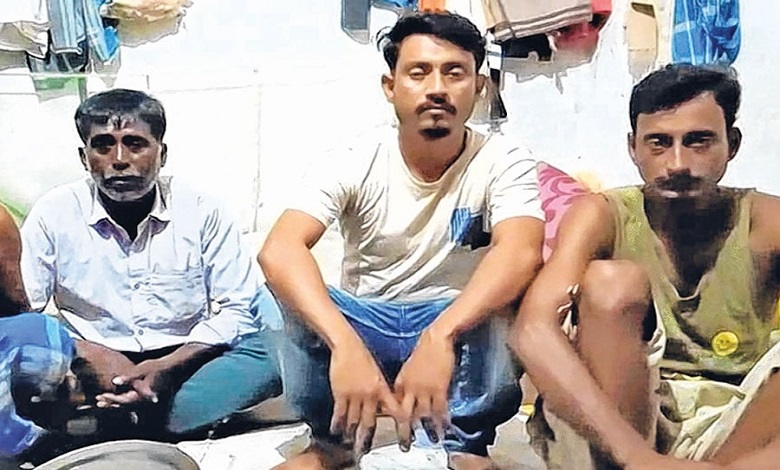 বাঙালি ফেরিওয়ালাদের হেনস্থা, রাতভর আটক রাখল উত্তরপ্রদেশের পুলিশ