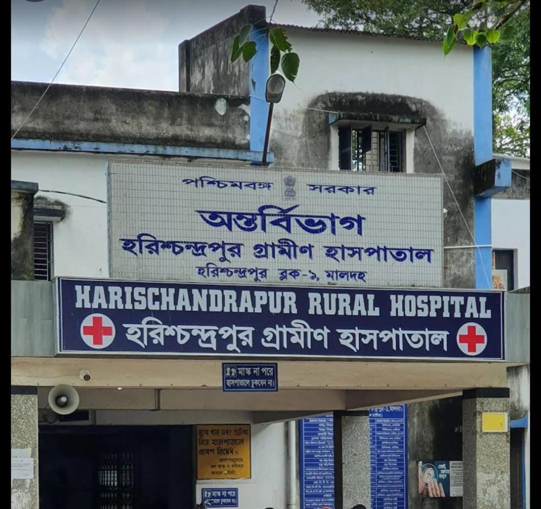মালদার হরিশচন্দ্রপুর হাসপাতালে নেই বেড, চারিদিকে ঘুরে বেড়াচ্ছে কুকুর-ছাগল! বাধ্য হয়ে গাড়িতেই চলছে সাপে কাটা রোগীর চিকিৎসা