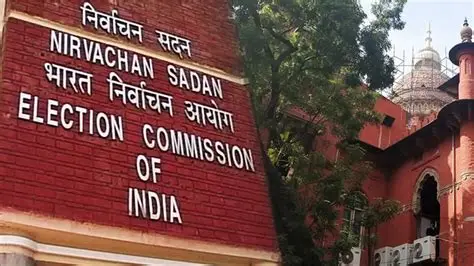 নির্বাচন কমিশনের সতর্কবার্তার পর ২৪ ঘণ্টার মধ্যেই কাজে ফিরলেন রাজ্যের ১৪৩ জন বিএলও