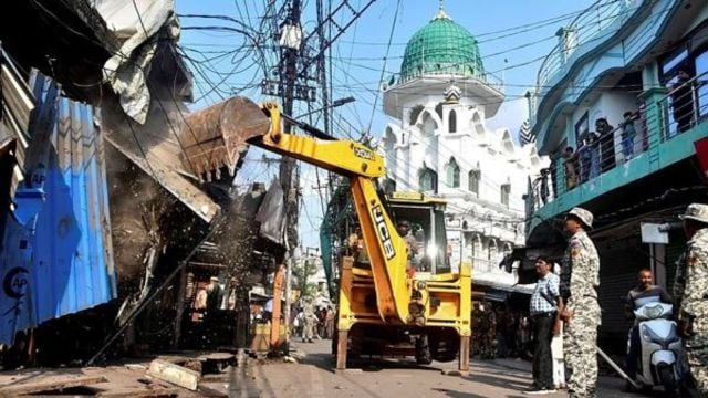 ফের বুলডোজার চালালো যোগী প্রশাসন! উত্তরপ্রদেশে “আই লাভ মহঃম্মদ” প্রচারের মাধ্যমে হিংসা ছড়ানোর অভিযোগে তুলে গুঁড়িয়ে দেওয়া হল বাড়ি