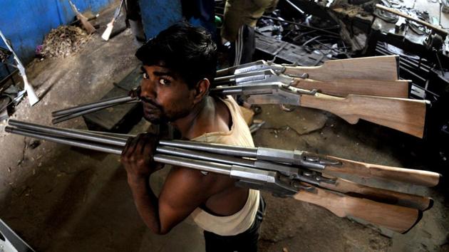 অধিক মুনাফার তাগিদে কি বেসরকারি প্রতিষ্ঠানগুলিকে আগ্নেয়াস্ত্র নির্মাণে বরাদ্দ দিচ্ছে কেন্দ্র?