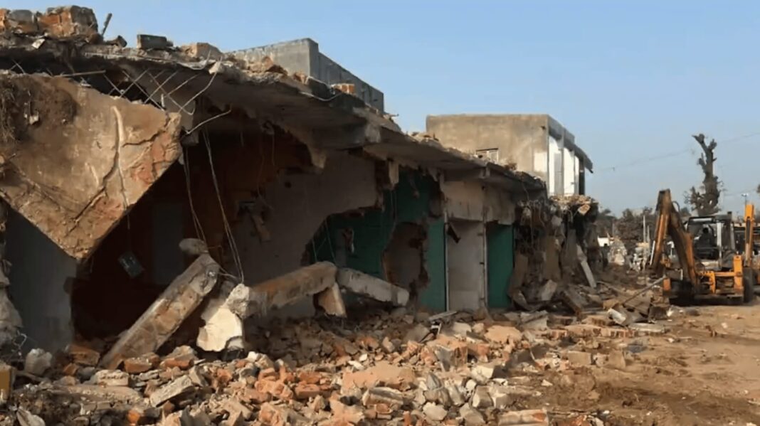 গুজরাতে প্রশাসনিক উদ্যোগে মুসলিমদের ১৮০টি বাড়ি ও দোকান ধ্বংস, অশ্লীল আচরণ রেহাই থেকে পেলো না শিশু ও মহিলারাও