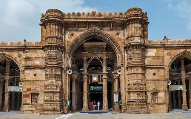 গুজরাটে রাস্তা সম্প্রসারণের কারণে ভাঙ্গা হচ্ছে ৪০০ বছরের প্রাচীন মসজিদের একাংশ