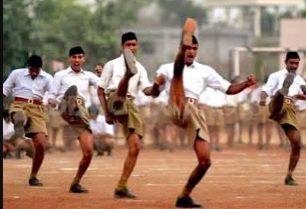 কর্নাটকে আরএসএস মিছিলে যোগ দেওয়ায় চাকরি থেকে বরখাস্ত হল সহকারী রাঁধুনি