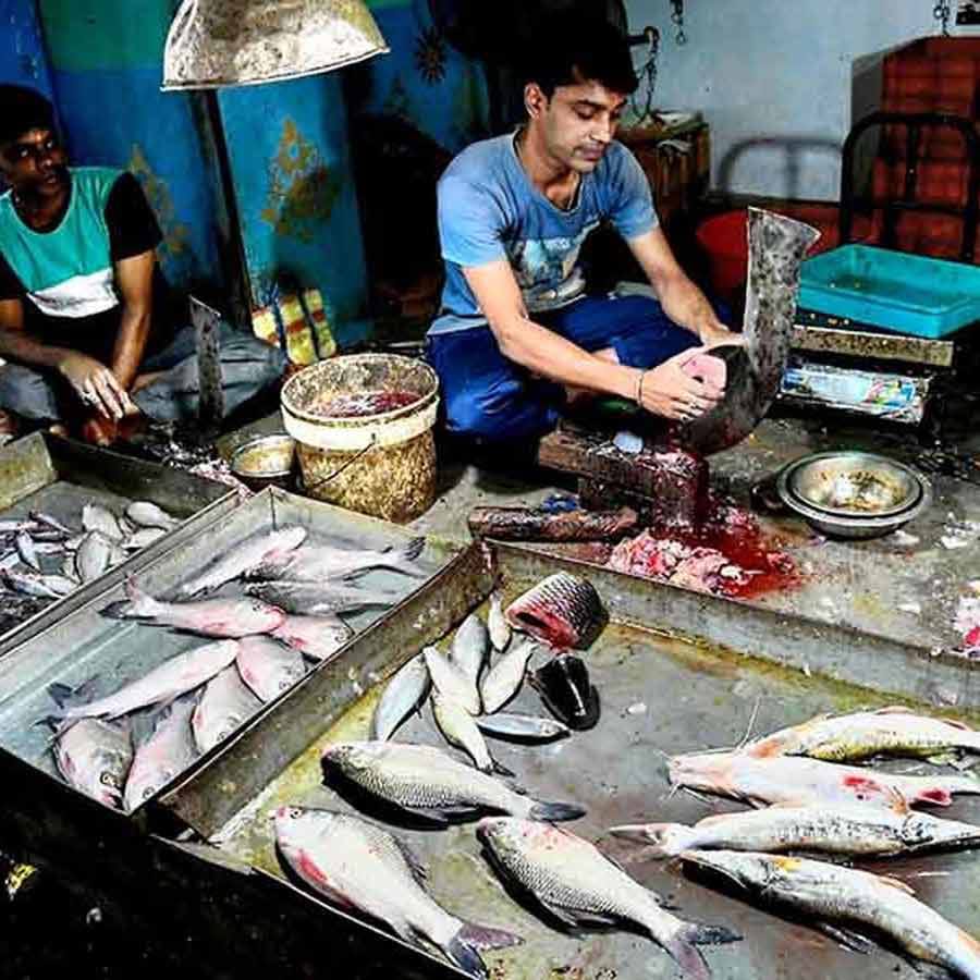 পশ্চিম বর্ধমানের অণ্ডালে মাছ-মাংসের দোকান বন্ধের ফরমান জারি করল বিজেপি নেতা!