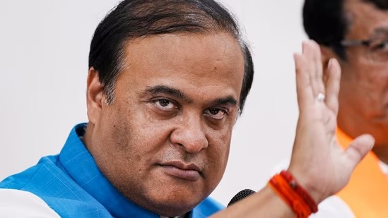 ‘লাভ জিহাদ’-এ অভিযুক্ত হলে জেলে যাবে বাবা-মাও! অসমে নতুন আইন নিয়ে বিতর্কের মুখে হিমন্ত বিশ্ব শর্মা