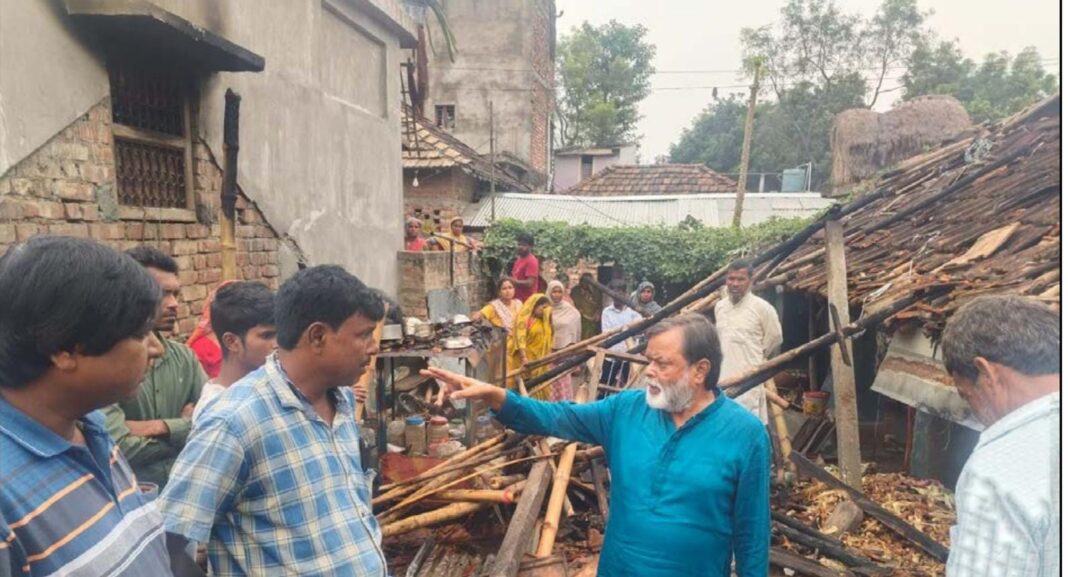 মালদার হরিশ্চন্দ্রপুরের এক ভয়াবহ অগ্নিকাণ্ডে দুই পরিবারের সর্বস্ব পুড়ে ছাই