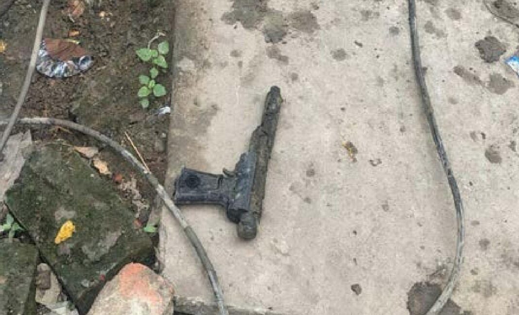 মালদার গাজোলে ড্রেন থেকে উদ্ধার পিস্তল! তিব্র চাঞ্চল্য গোটা এলাকায়