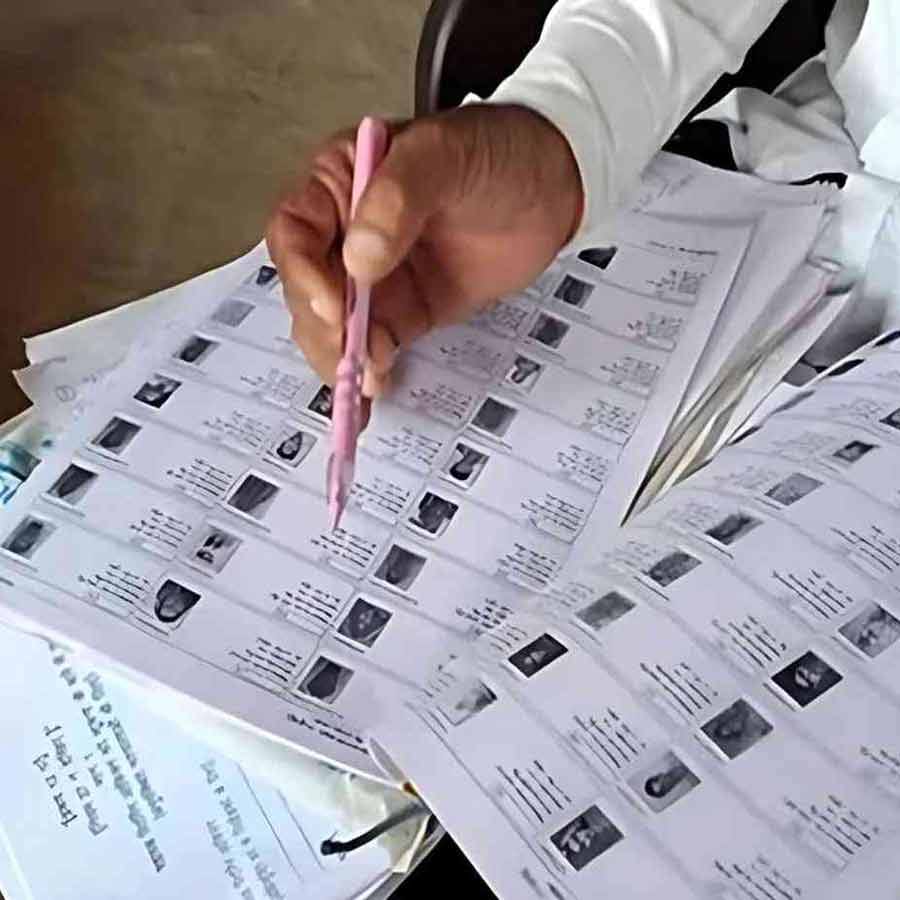 বিএলওদের জন্য কড়া নির্দেশ নির্বাচন কমিশনের, বৃহস্পতিবার দুপুরের মধ্যেই যোগ না দিলে সাসপেন্ড