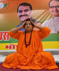 বিধর্মী পুরুষদের সাথে সম্পর্ক থাকলে মেয়েদের ঠ্যাং ভেঙে দেওয়ার নিদান দিলেন বিজেপি নেত্রী সাধ্বী প্রজ্ঞা