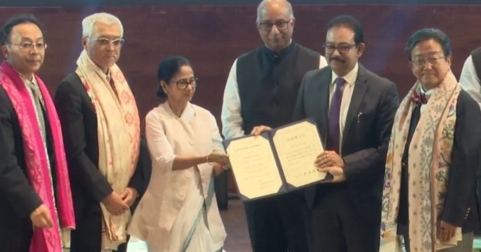 জাপানের ওকায়ামা বিশ্ববিদ্যালয়ের পক্ষ থেকে মুখ্যমন্ত্রী মমতা বন্দ্যোপাধ্যায়কে প্রদান করা হলো ডি.লিট.’ উপাধি!