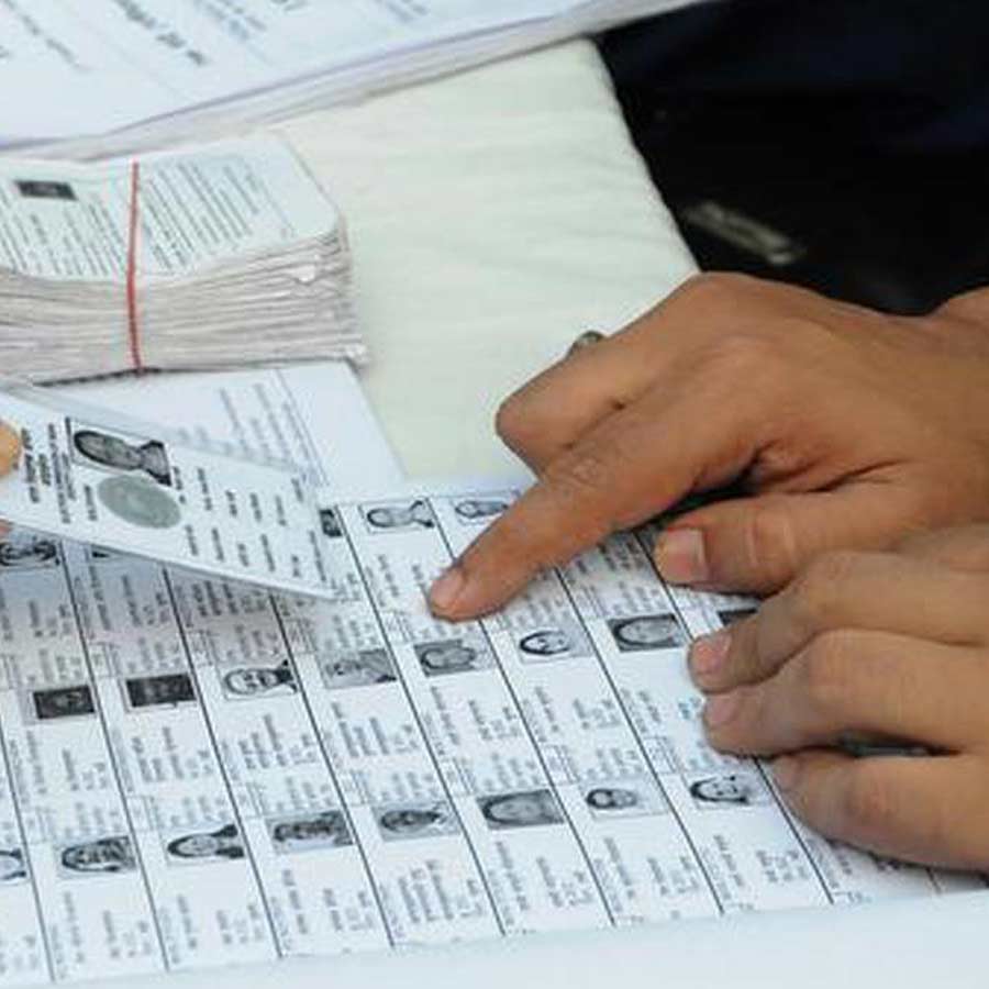 পূর্ব বর্ধমানের শান্তিনগরের অধিকাংশ বাসিন্দাদের বৈধ নথি থাকা সত্ত্বেও, নাম নেই ২০০২ এর ভোটের তালিকায়