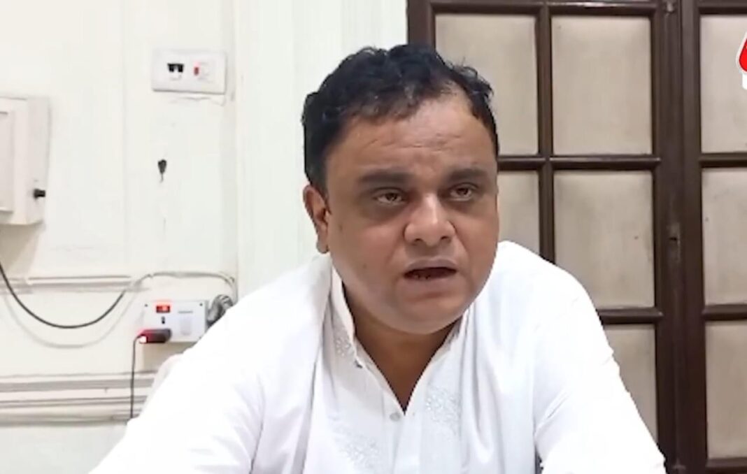 ভোটার তালিকায় মৃত বাবার নাম, বিতর্কে ব্রাত্য বসু! প্রশ্ন তুলল বিরোধীরা