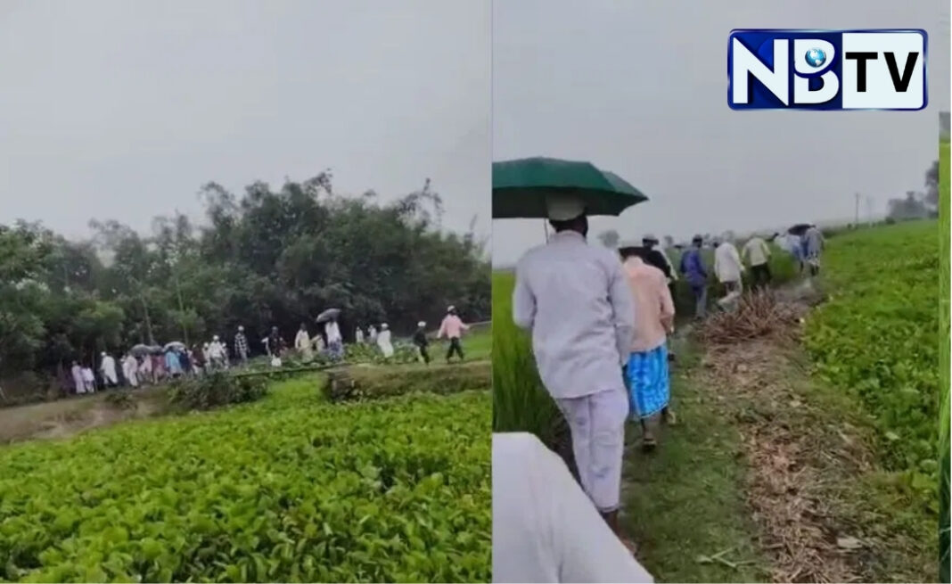 সরকারি জমি দখল, শ্মশান–কবরস্থানের রাস্তা বন্ধ: মরদেহ নিয়ে কোমর জলে নেমে নদী পেরোতে হল গ্রামবাসীকে