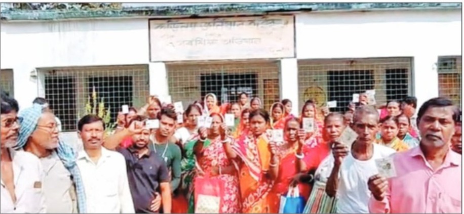 ২০০২ সালের ভোটার তালিকায় নাম না থাকায় দুশ্চিন্তায় হুগলির করিন্যা গ্রামের মানুষ