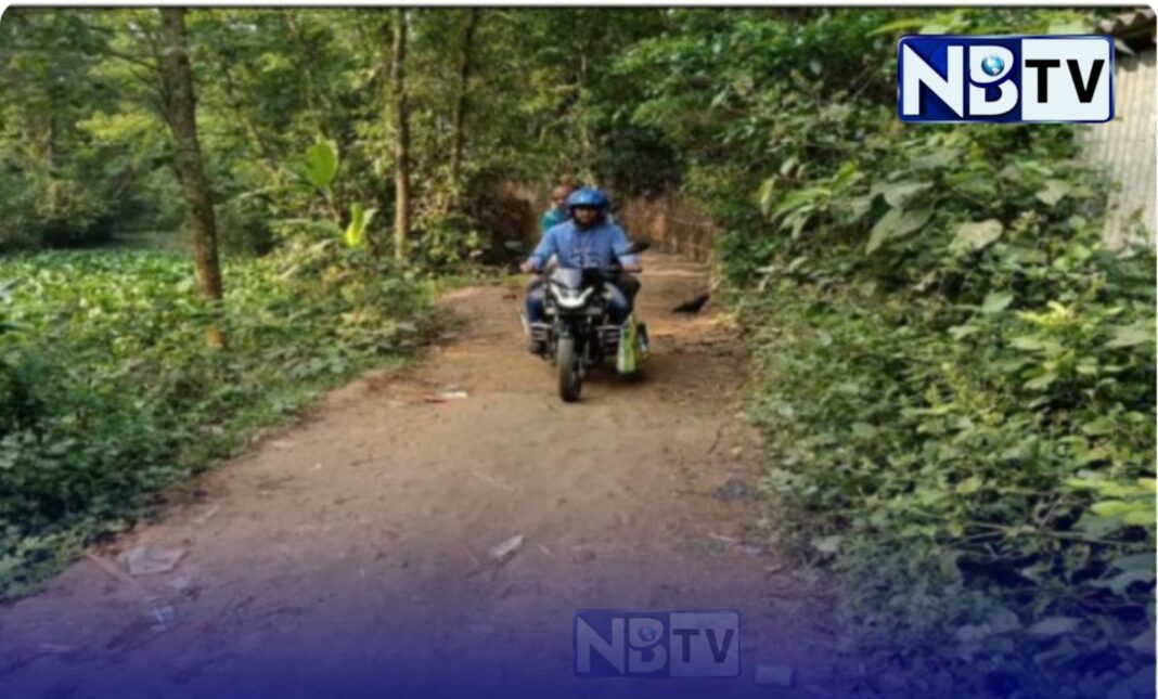 মালদার হরিশচন্দ্রপুরে গাবরা গ্রামে পাকা রাস্তার অভাবে ভোগান্তির শিকার হচ্ছে গ্রামবাসীরা