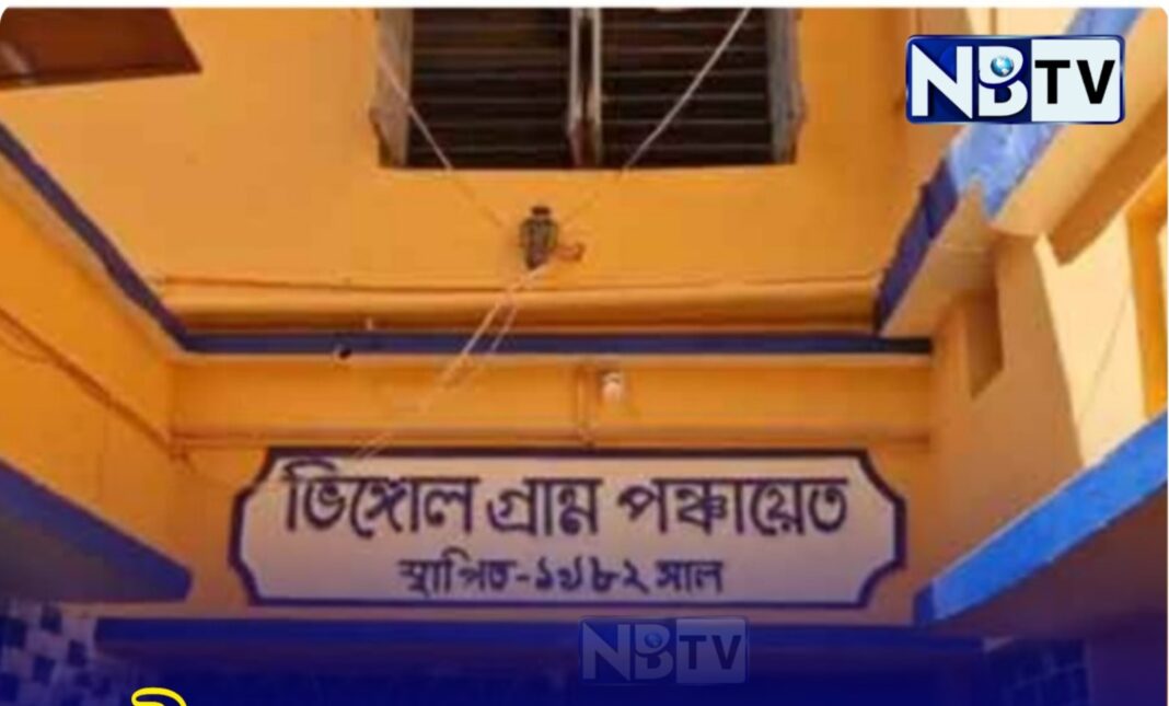 নীল-সাদার জায়গায় গেরুয়া! মালদার হরিশ্চন্দ্রপুরে পঞ্চায়েত ভবন নিয়ে তৃণমূলের আপত্তি তুঙ্গে