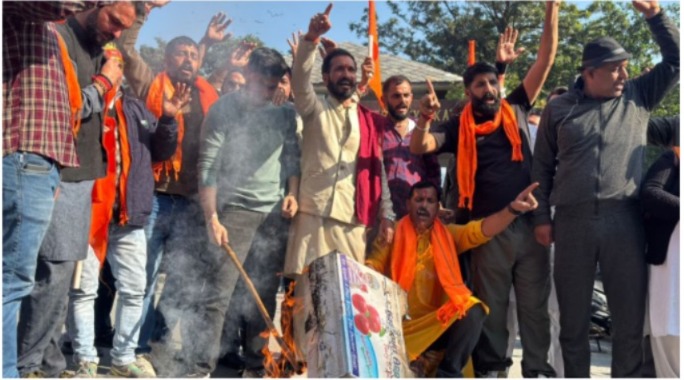 জম্মুতে বৈষ্ণোদেবী মেডিকেল কলেজে মুসলিম শিক্ষার্থীদের ভর্তিকে ঘিরে প্রতিবাদে রাস্তায় নেমেছে সংঘ পরিবার!