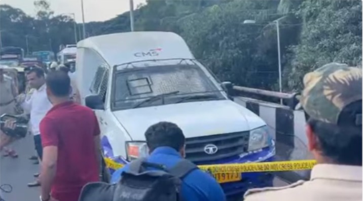 বেঙ্গালুরুতে ছদ্মবেশী ট্যাক্স কর্মকর্তাদের হাতে ৭ কোটি টাকার ডাকাতি!