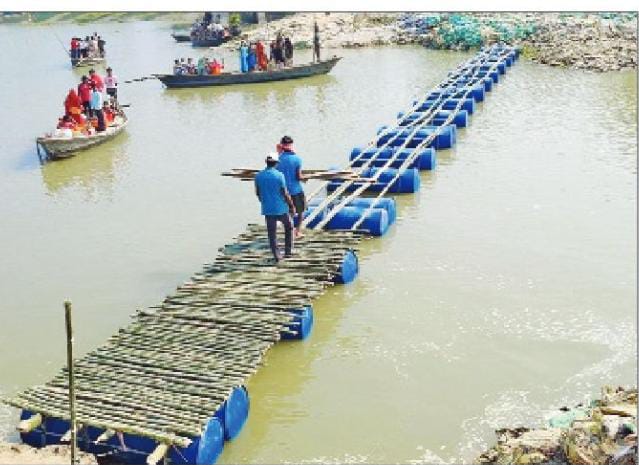 সরকারি সহযোগিতা না পেয়ে নিজ উদ্যোগে অস্থায়ী সাঁকো তৈরি করলেন মালদাবাসীরা