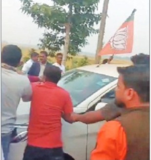 মোহনপুরে বিজেপির জেলা সভাপতিকে ঘিরে ব্যাপক বিক্ষোভ দলেরই কর্মী ও সমর্থকদের মধ্যে