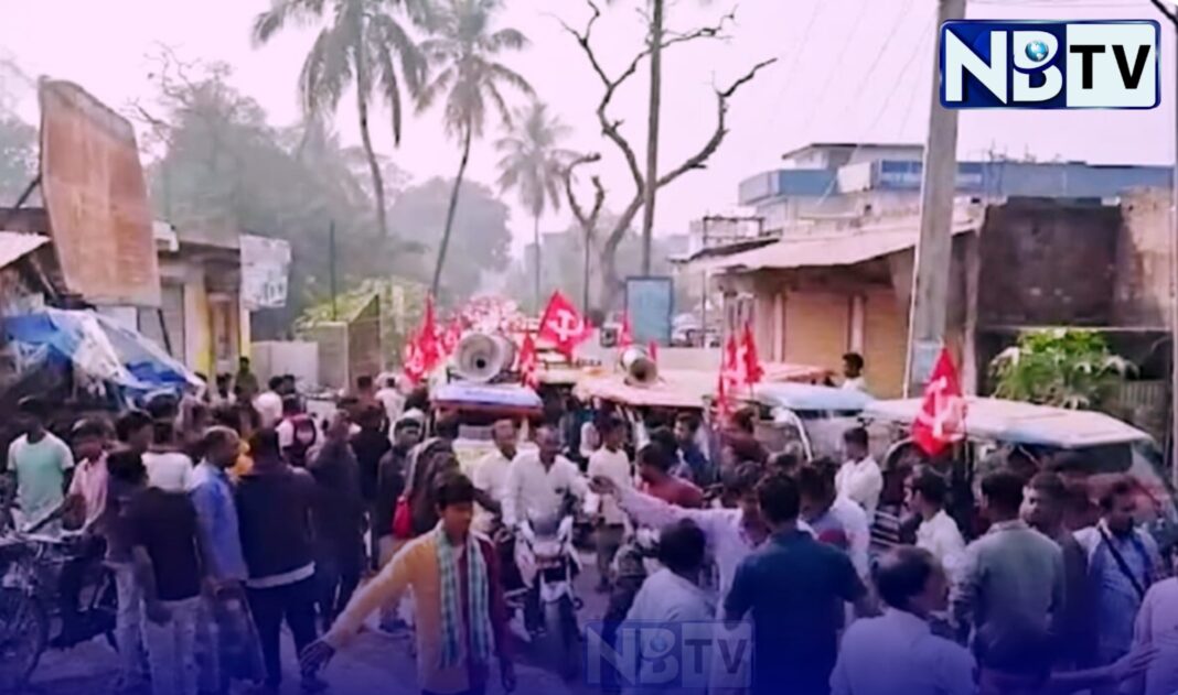 একাধিক দাবি জানিয়ে বিডিওকে ডেপুটেশন জমা দিল মুর্শিদাবাদের সামশেরগঞ্জের ই-রিকশাচালকরা