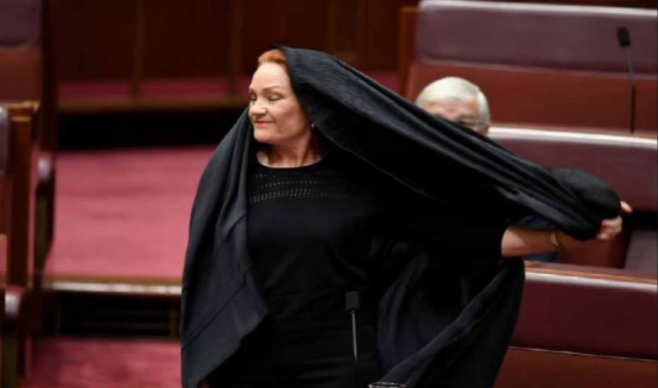 বোরখা নিষিদ্ধের দাবি তুলে বিতর্কের মুখে অস্ট্রেলিয়ান নেত্রী!