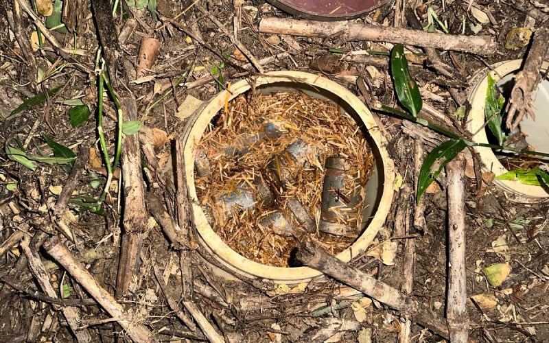 মুর্শিদাবাদের বহরমপুরে মাঠ থেকে একাধিক সকেট বোমা উদ্ধার হওয়ায় চাঞ্চল্য ছড়াল এলাকাজুড়ে!