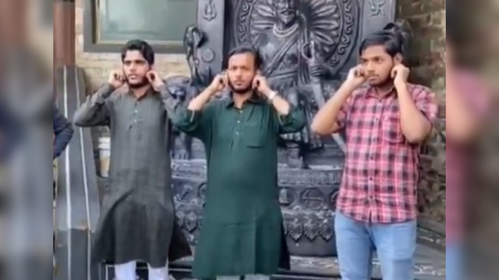 মহারাষ্ট্রের কলেজে নামাজ পড়ায় ৩ মুসলিম ছাত্রকে কান ধরে উঠবস করানোর অভিযোগ উঠল বিশ্ব হিন্দু পরিষদ এবং বাজরং দলের বিরুদ্ধে!