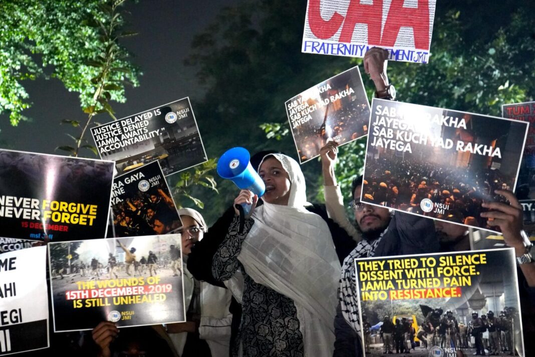 সিএএ বিরোধী আন্দোলনের স্মরণে প্রতিবাদ: জামিয়ার পড়ুয়াদের শোকজ নোটিস ঘিরে বিতর্ক