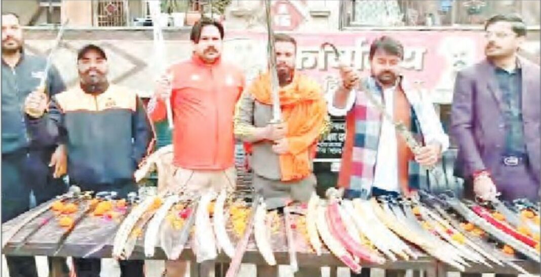 উত্তরপ্রদেশে অস্ত্র বন্টন ও মুসলিমদের কুরুচিকর মন্তব্যের অপরাধে হিন্দু রক্ষা দলের ১০ গ্রেফতার