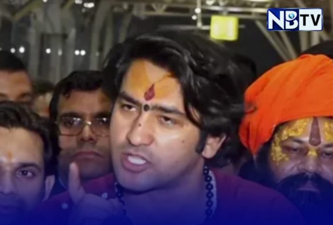 সরকারি বিমানে সফর করায় বিতর্কের মুখে পড়লেন ধর্মপ্রচারক ধীরেন্দ্র শাস্ত্রী!