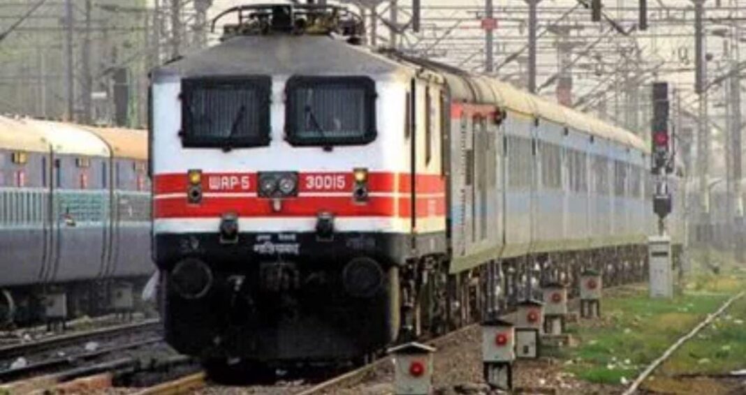 ঝাড়খণ্ডে ট্রেনের ফাঁকা কামরার ভেতর এক মহিলাকে ধর্ষণের অভিযোগে গ্রেপ্তার সেনা জওয়ান