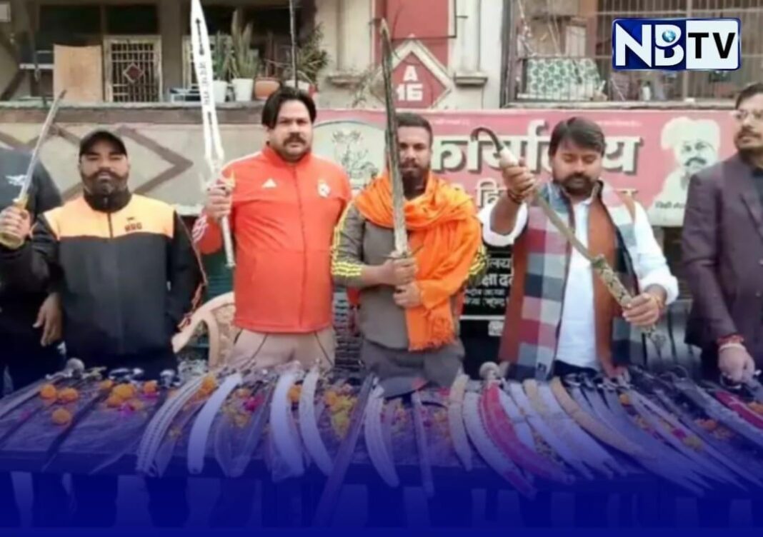 উত্তরপ্রদেশে তলোয়ার বিতরণের অভিযোগে ৪১ জন হিন্দুত্বাদীর নামে মামলা, গ্রেফতার ১০ সদস্য