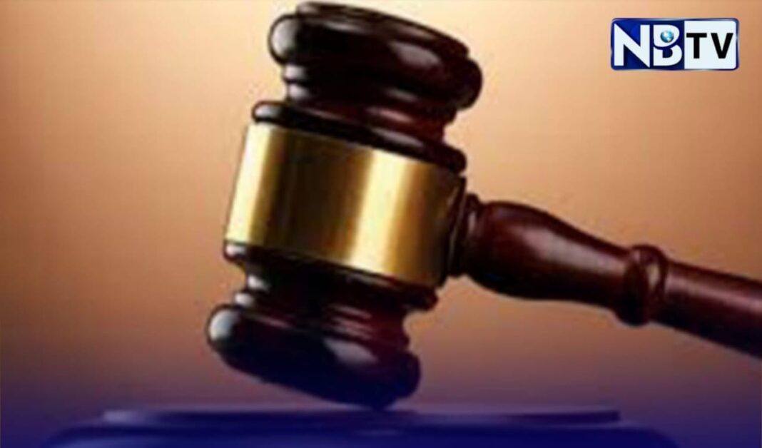 ছত্তিশগড়ে মহিলা পুলিশকে মারধরের ঘটনায় মূল অভিযুক্তকে মুখে রঙ, জুতোর মালা আর ছেঁড়া পোশাকে তোলা হল আদালতে