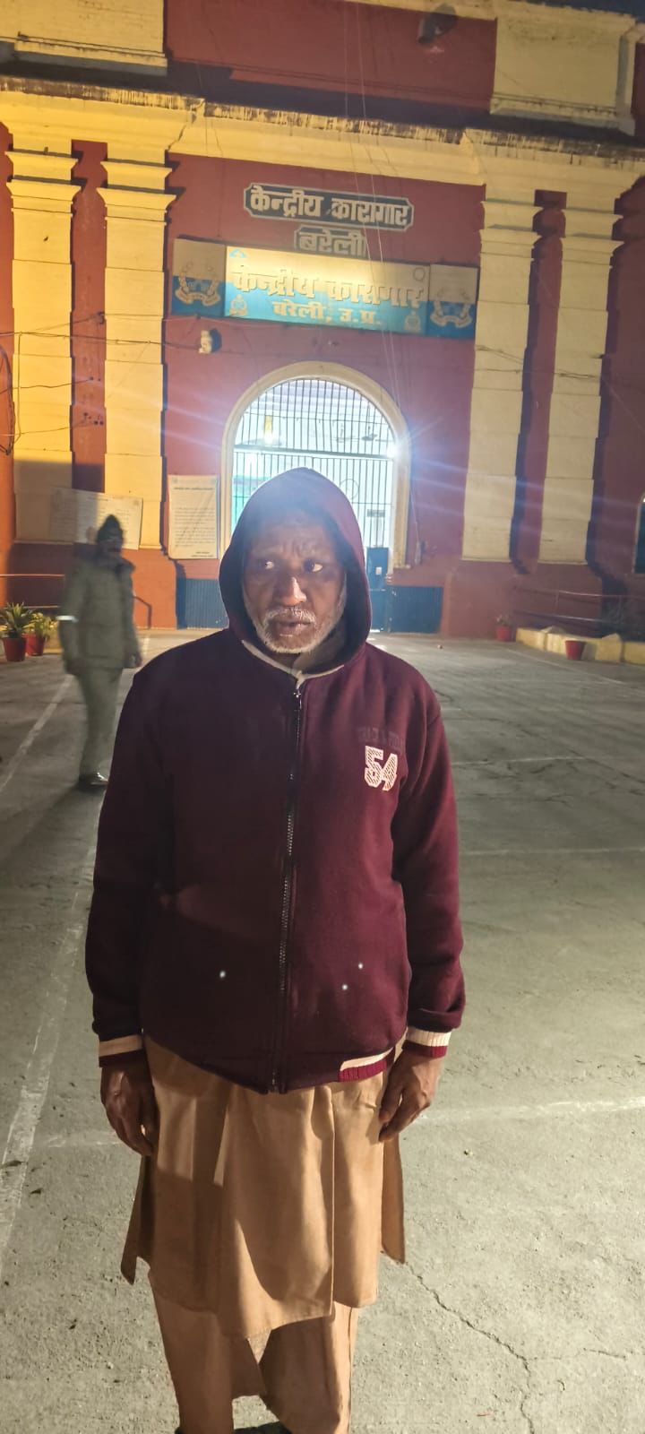 ২৪ বছর ধরে বিনা অপরাধে কারাগারে! নির্দোষ ঘোষণার পরও মুক্তি মেলেনি, বেরিলি জেলেই কাটছে আজাদ খানের দিন