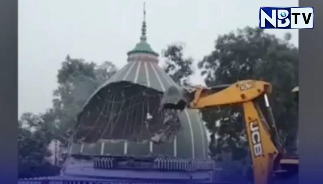 বুলডোজারের নিচে বিশ্বাস: দেওরিয়ায় মাজার ভাঙা ঘিরে ক্ষোভ