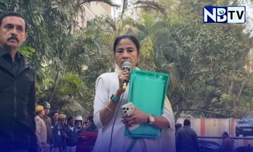 ED-র তল্লাশির মধ্যে প্রতীক জৈনের বাড়ি থেকে ফাইল ও ল্যাপটপ হাতে বেরোতে দেখা গেল মুখ্যমন্ত্রীকে