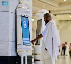 মক্কার পবিত্র গ্র্যান্ড মসজিদে দর্শনার্থীদের সুবিধার জন্য শুরু হলো আধুনিক স্মার্ট রোবট