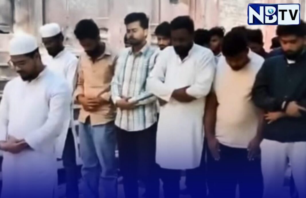 লখনউ বিশ্ববিদ্যালয়ের লাল বারাদারিতে নামাজ পড়ায় ১৩ জন ছাত্রকে নোটিশ, দিতে হচ্ছে ৫০ হাজার টাকার ব্যক্তিগত বন্ড!