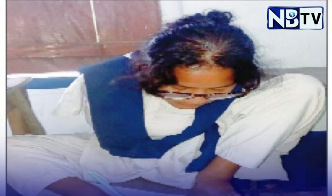 হাত না থাকলেও দমেনি ইচ্ছাশক্তি, পা দিয়ে উচ্চমাধ্যমিক পরীক্ষায় অংশ নিচ্ছে ভাঙড়ের সাহানাজ!