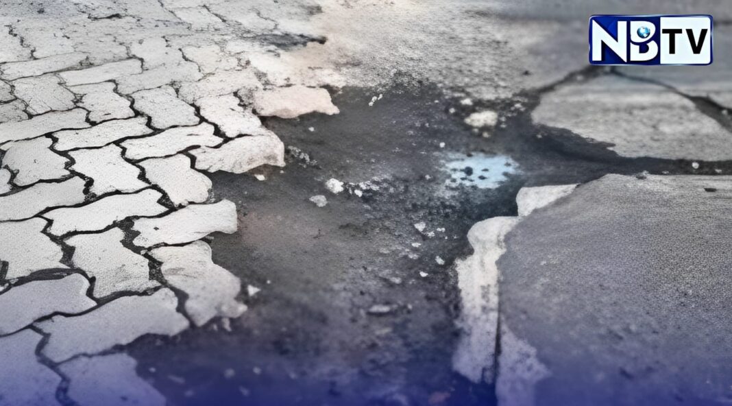 ৫ কোটি টাকা প্রকল্পের কংক্রিটের রাস্তা নির্মাণের দুদিনের মধ্যে দেখা গেলো ফাটল, বিক্ষুব্ধ গ্রামবাসীরা
